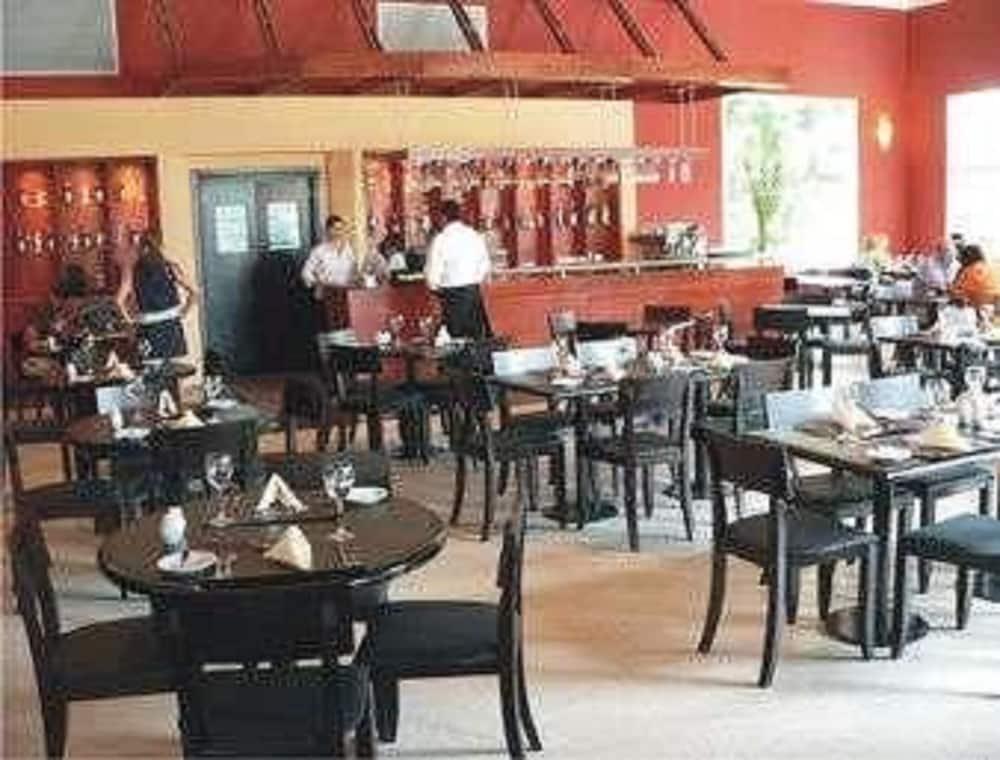 Howard Johnson Pilar & Convention Center 4*