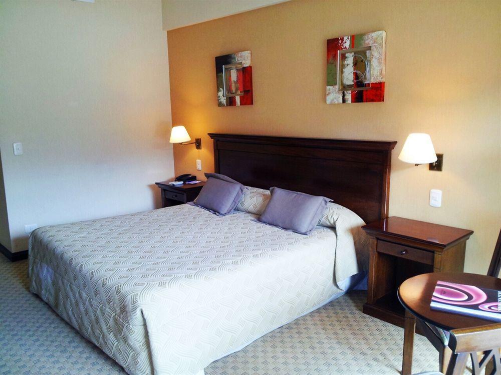 Howard Johnson Pilar & Convention Center Hotel 4*