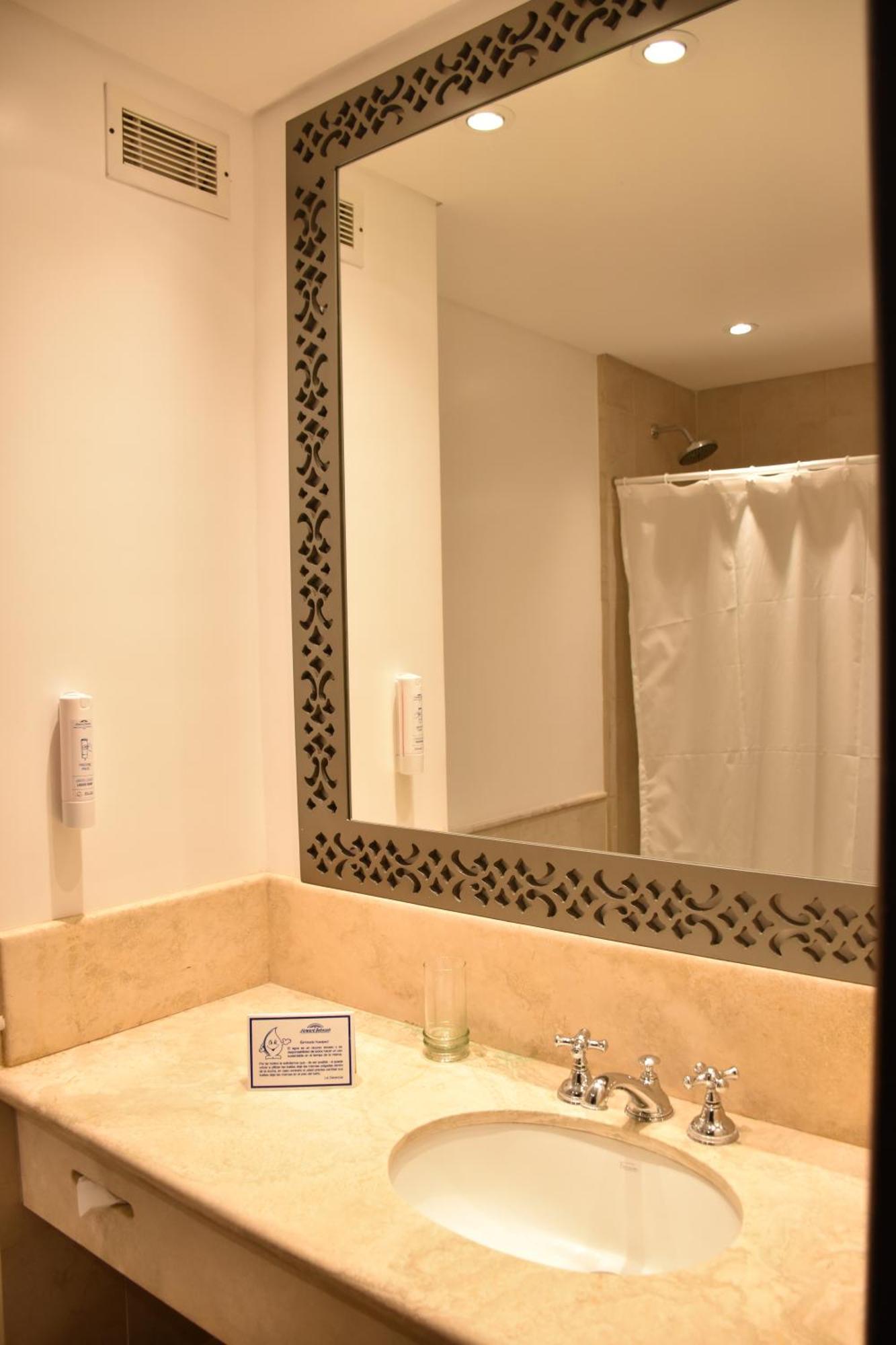 Hotel Howard Johnson Pilar & Convention Center
