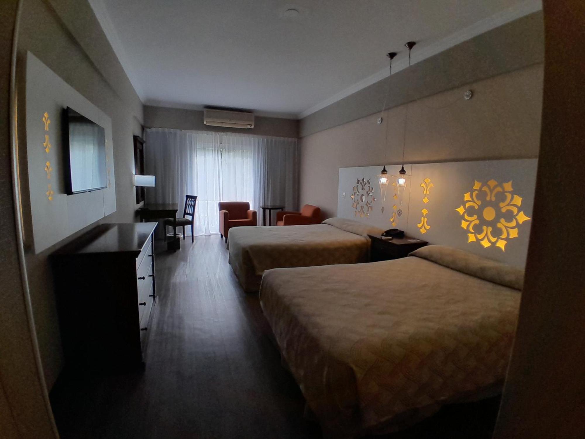 Howard Johnson Pilar & Convention Center Hotel