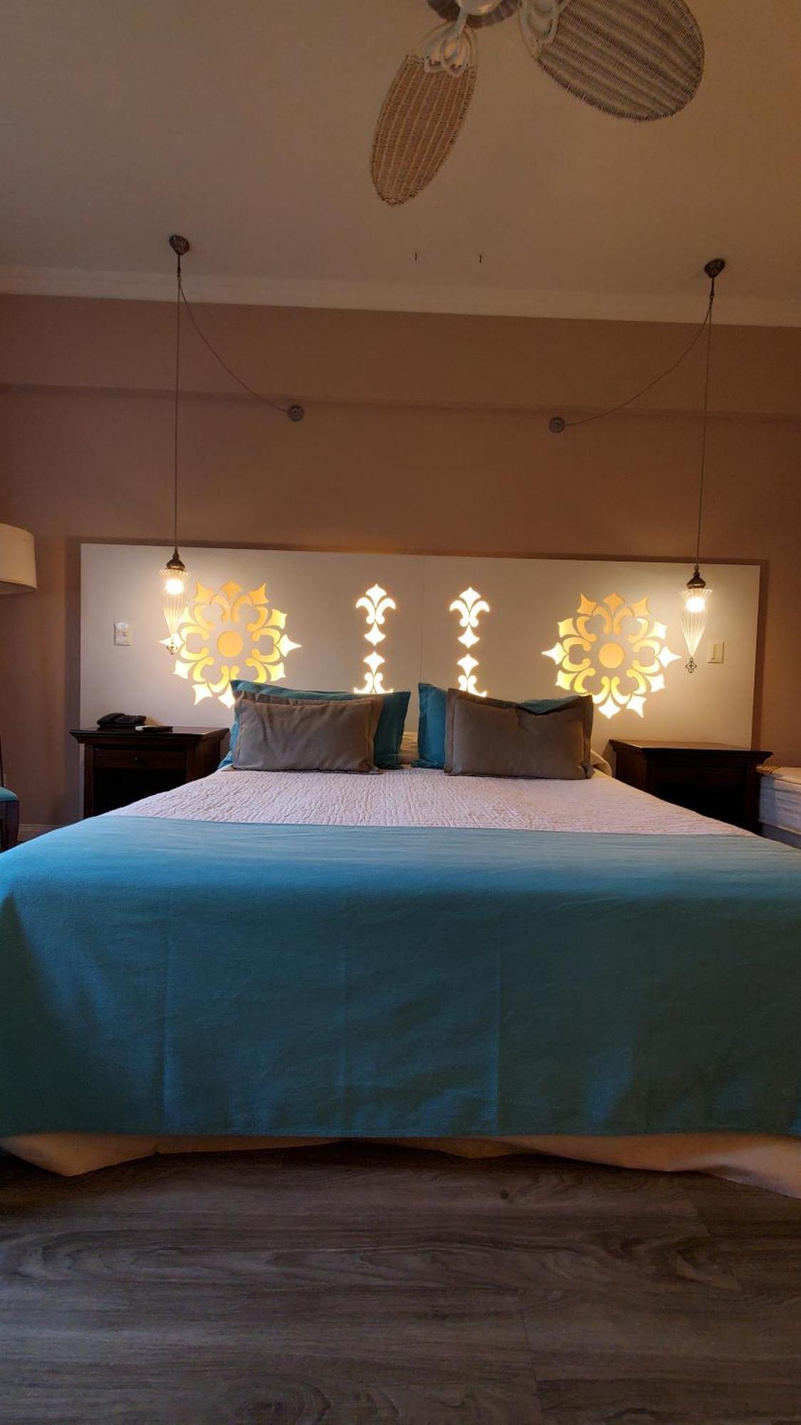 Howard Johnson Pilar & Convention Center Hotel 4*