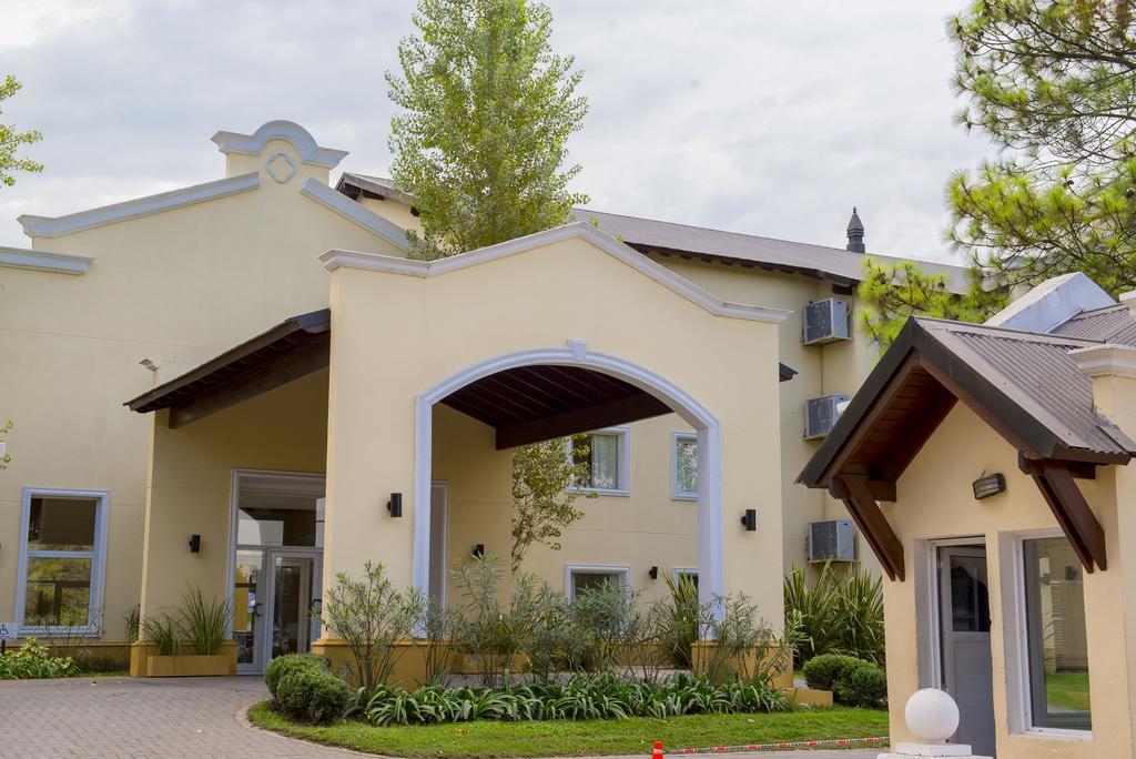 Howard Johnson Pilar & Convention Center Hotel 4*