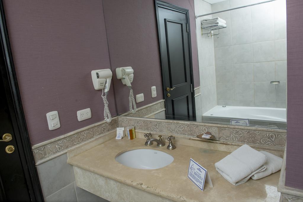 Howard Johnson Pilar & Convention Center Hotel 4*