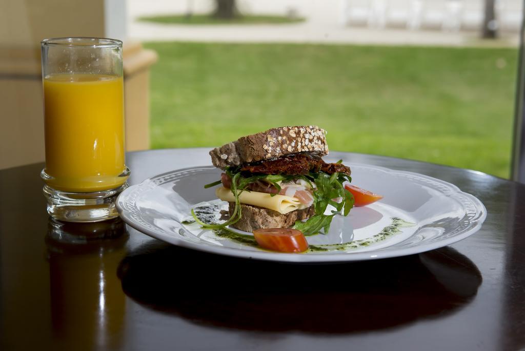 Hotel Howard Johnson Pilar & Convention Center 4*