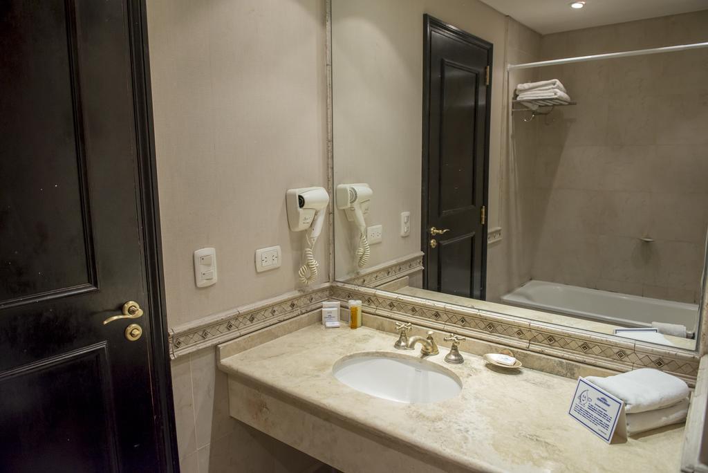Howard Johnson Pilar & Convention Center 4*