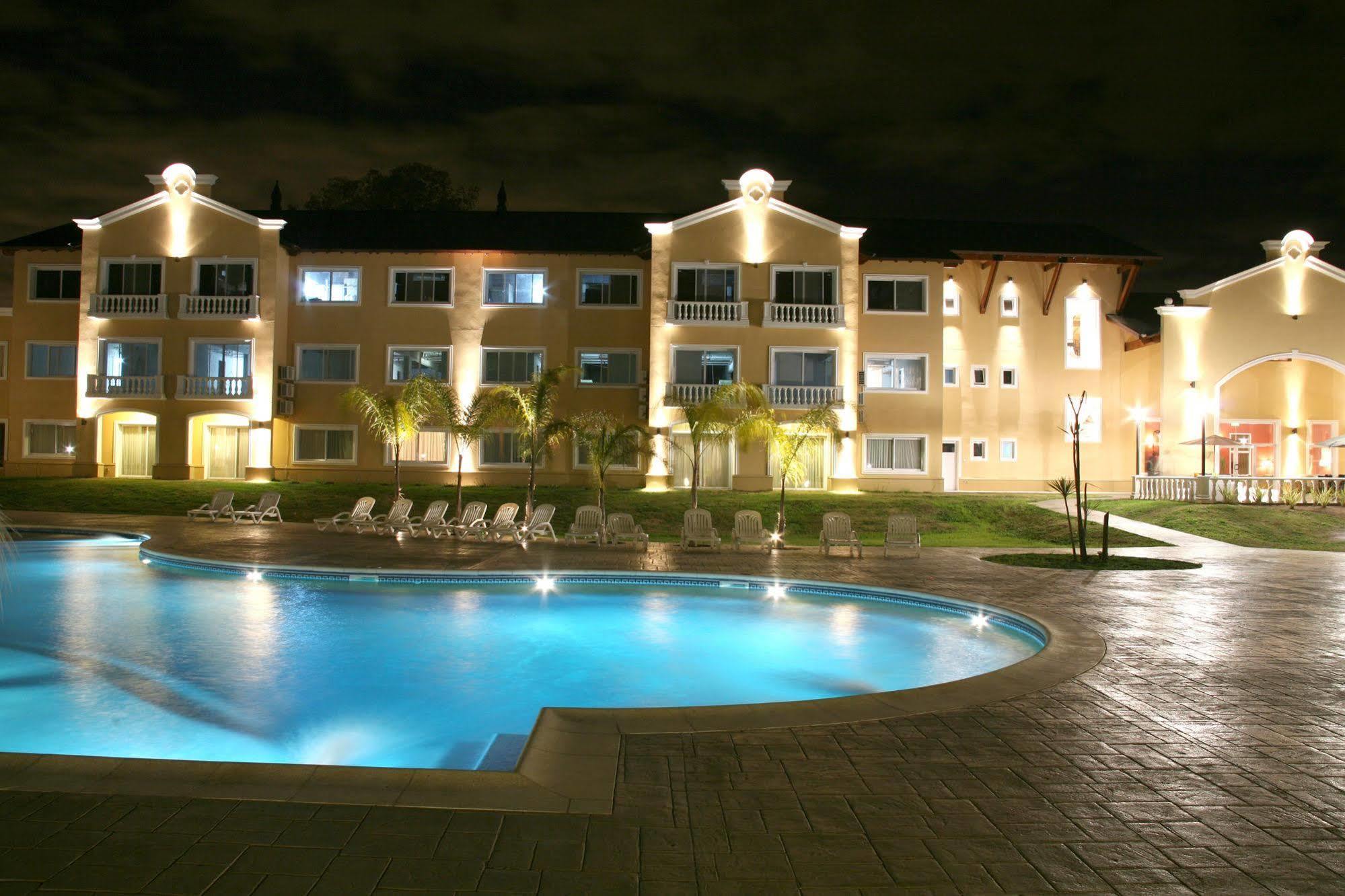 Howard Johnson Pilar & Convention Center