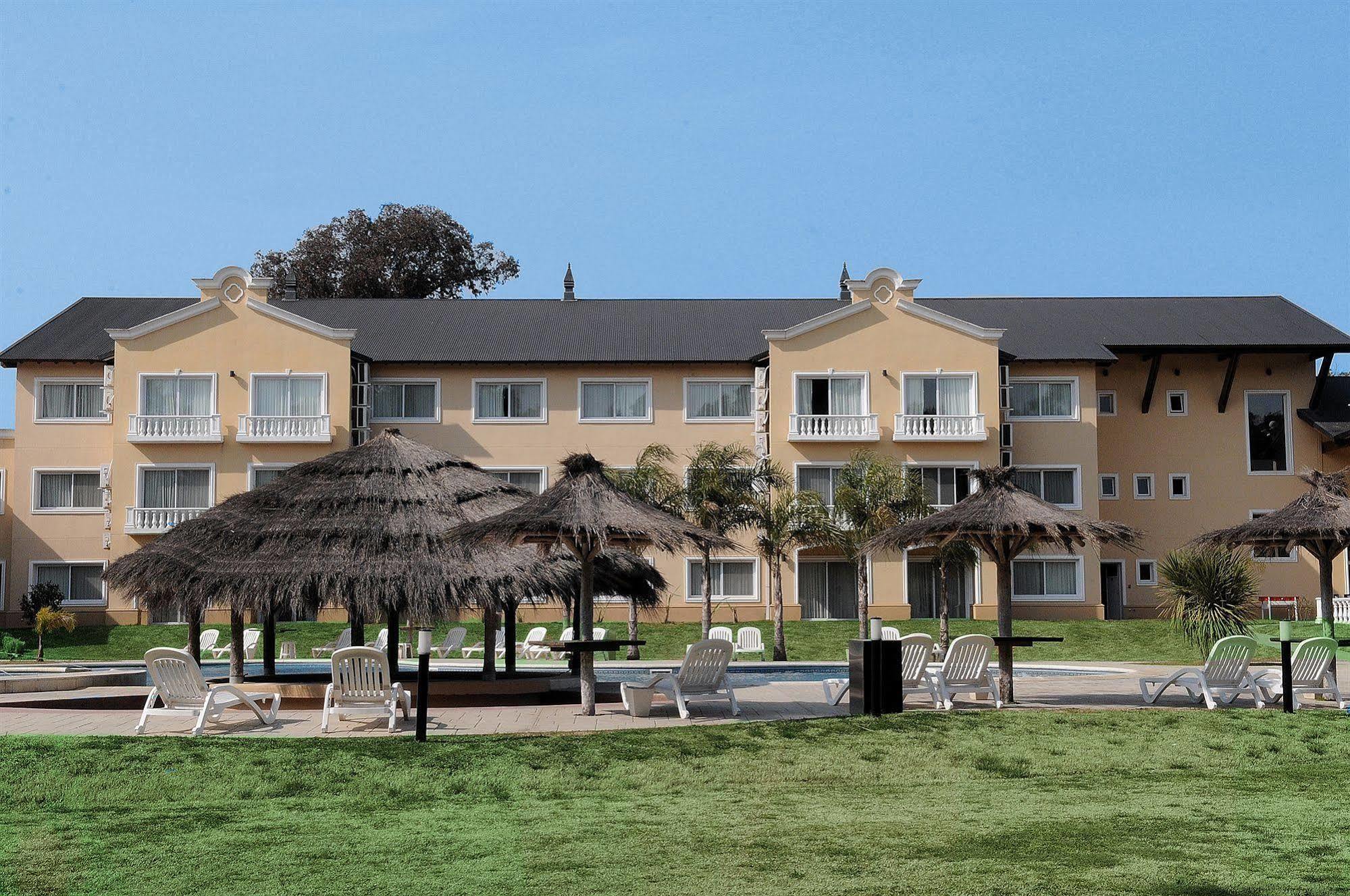 Howard Johnson Pilar & Convention Center