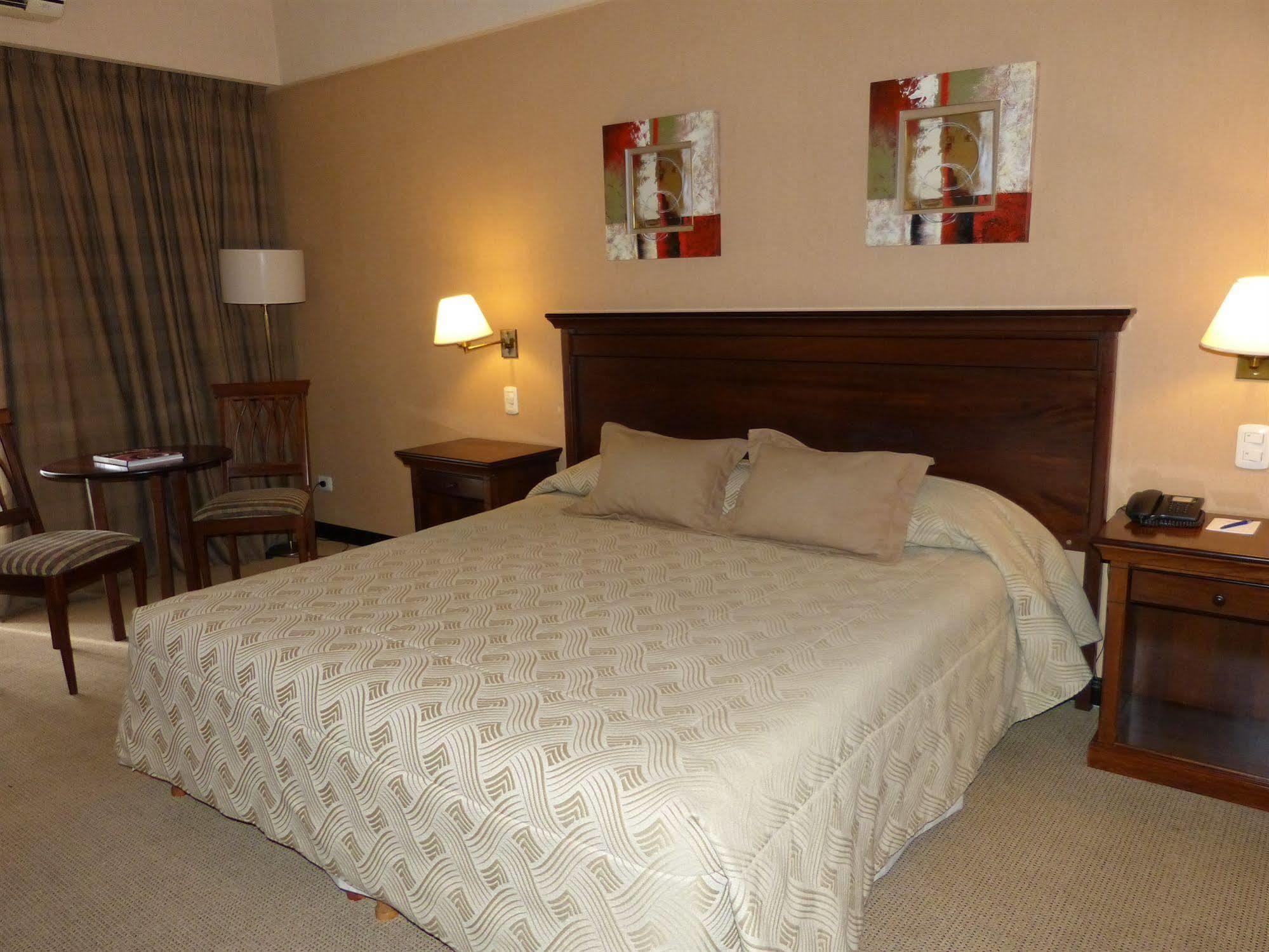 Howard Johnson Pilar & Convention Center Hotel 4*