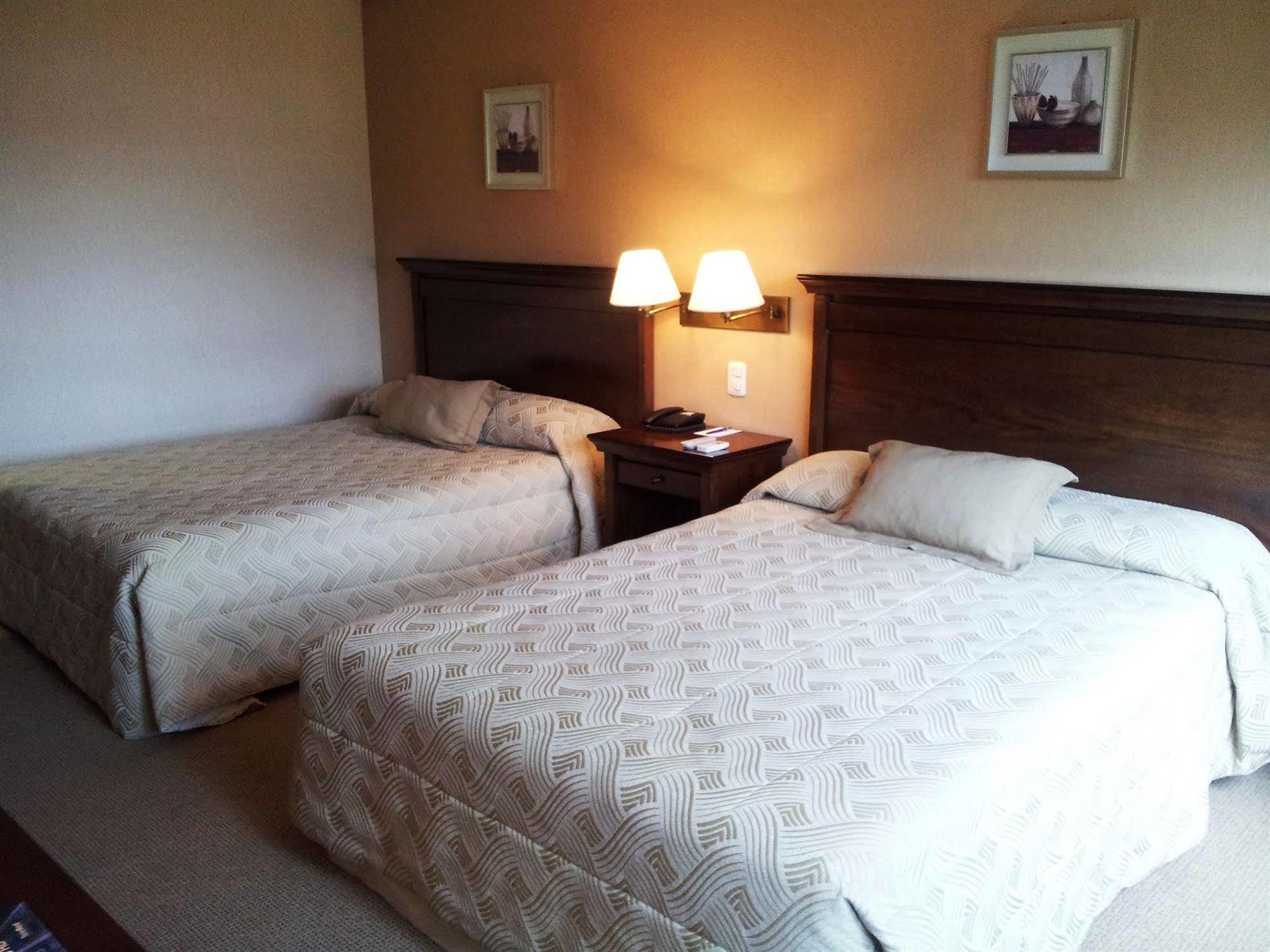 Hotel Howard Johnson Pilar & Convention Center