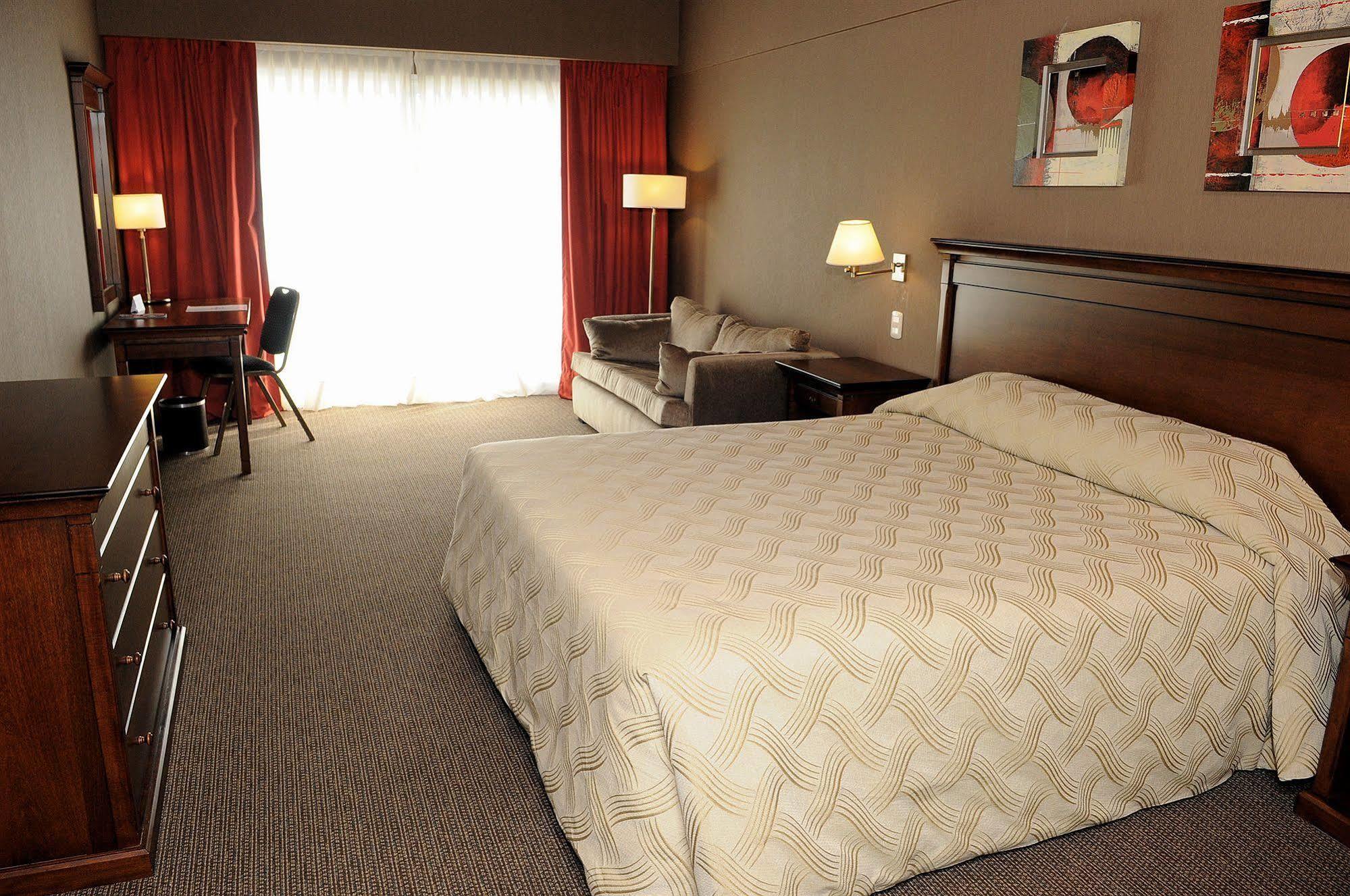 Hotel Howard Johnson Pilar & Convention Center