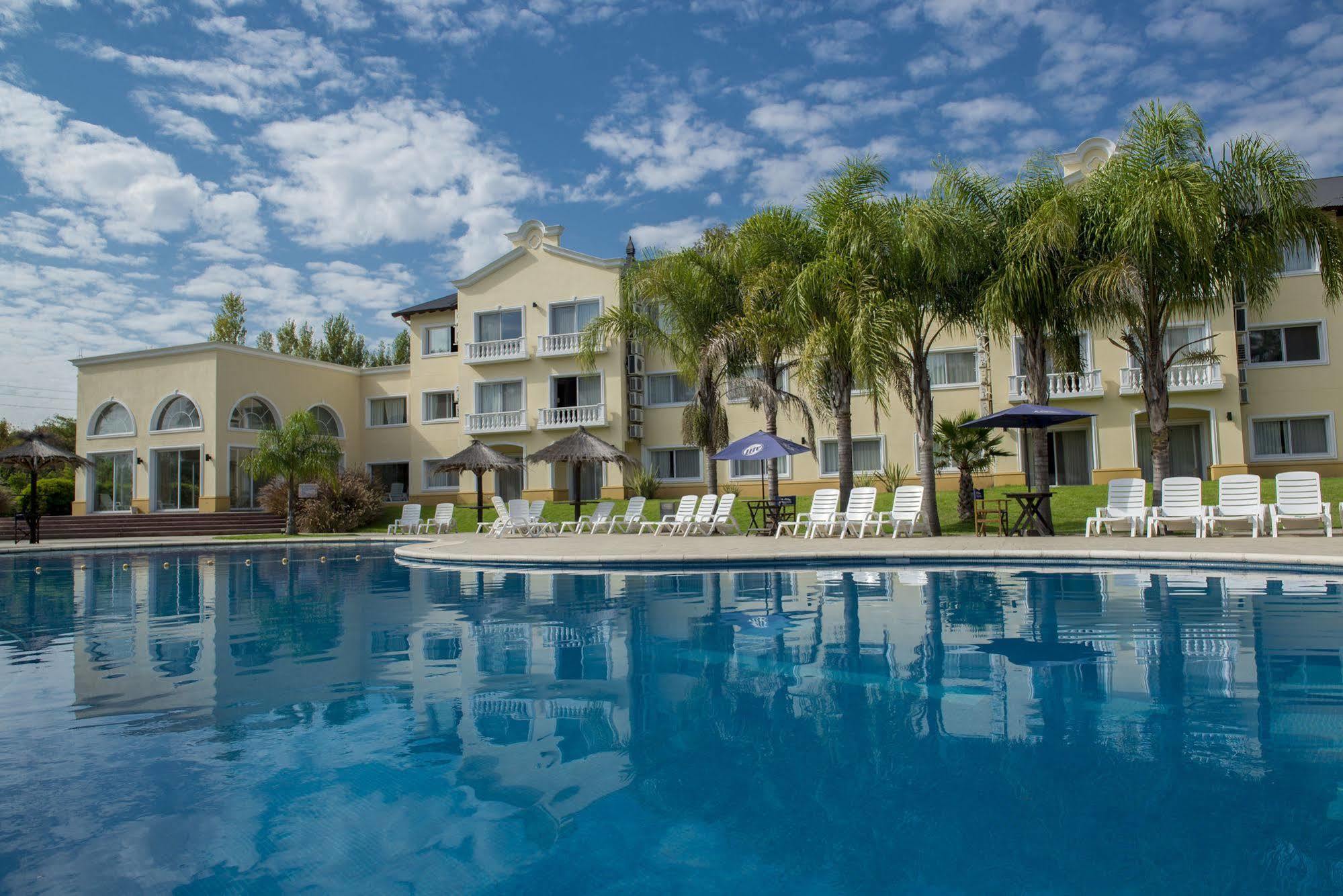 Hotel Howard Johnson Pilar & Convention Center