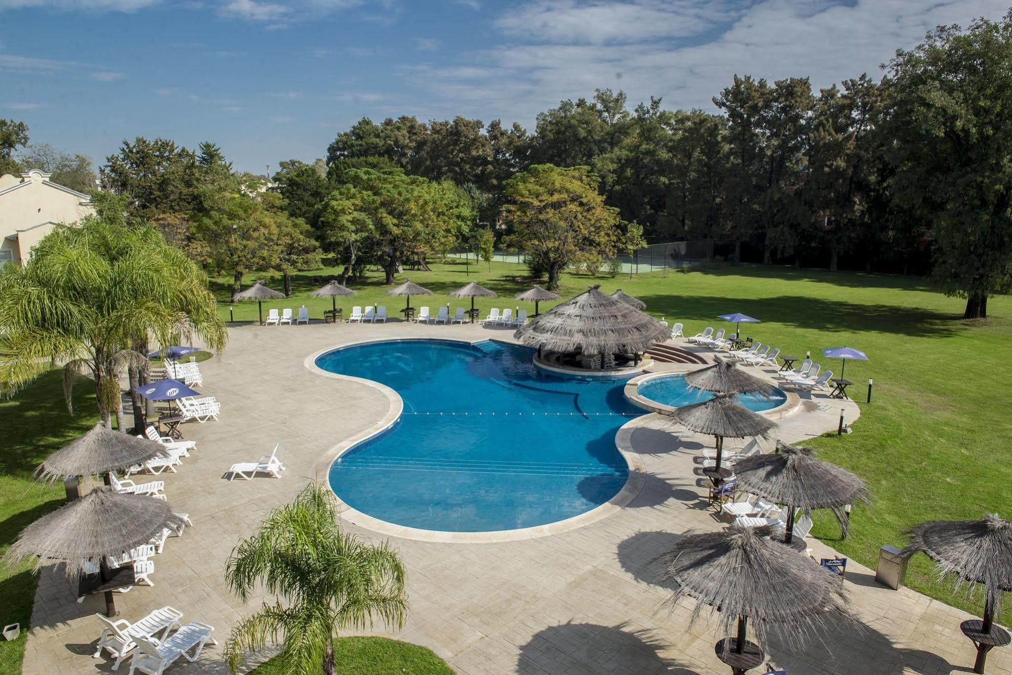 Howard Johnson Pilar & Convention Center