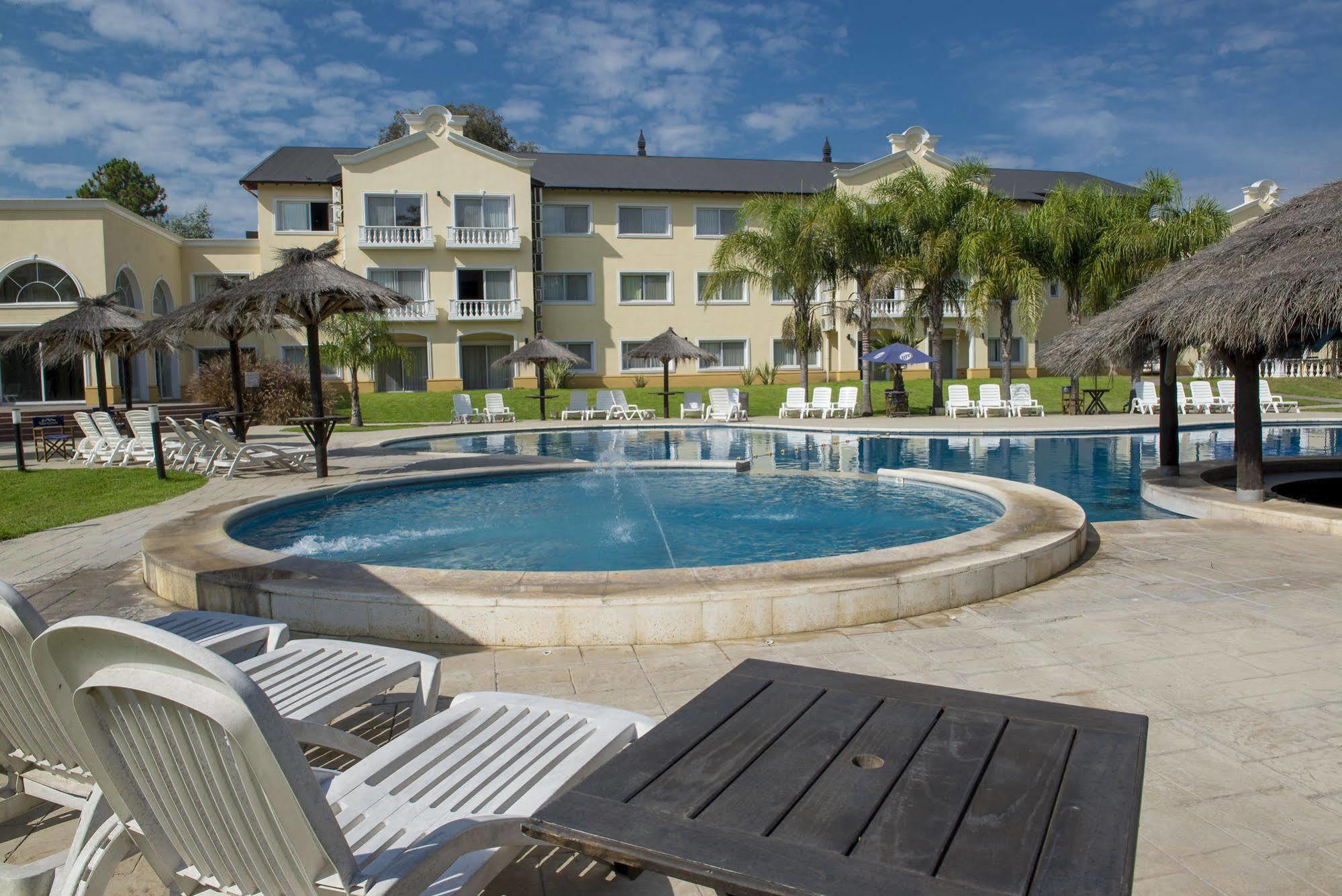 Howard Johnson Pilar & Convention Center Hotel 4*