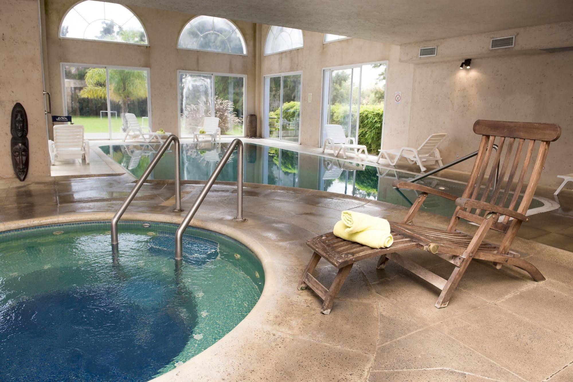 Howard Johnson Pilar & Convention Center 4*