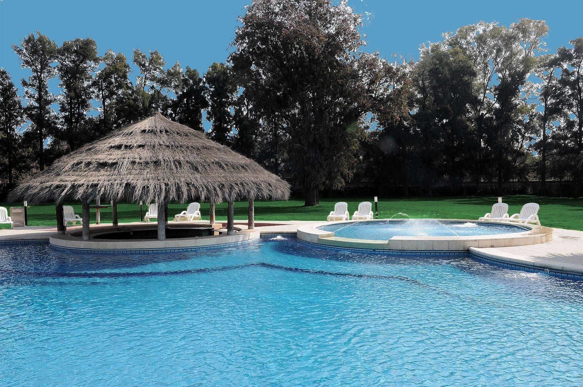 Howard Johnson Pilar & Convention Center 4*