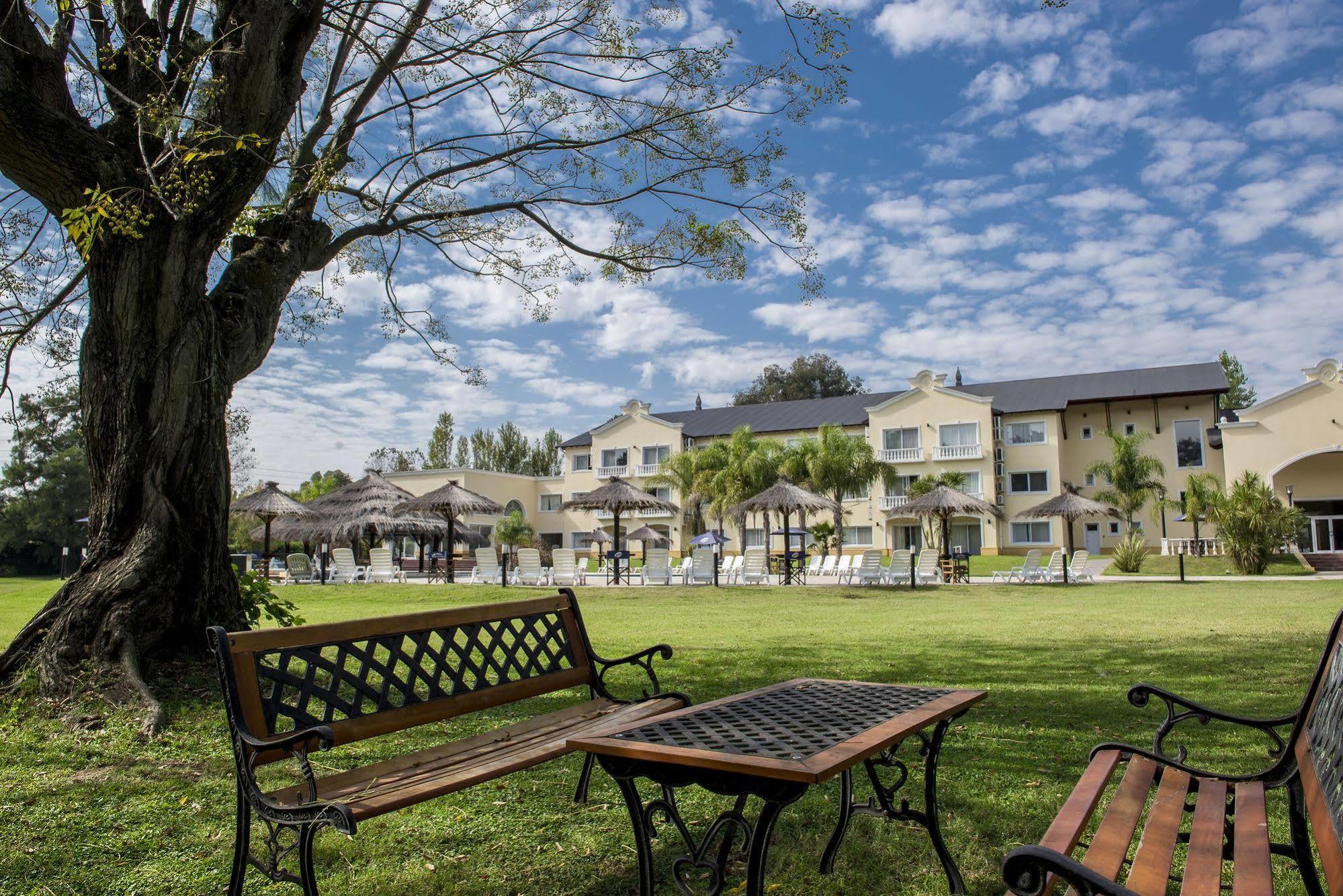 Howard Johnson Pilar & Convention Center Hotel 4*