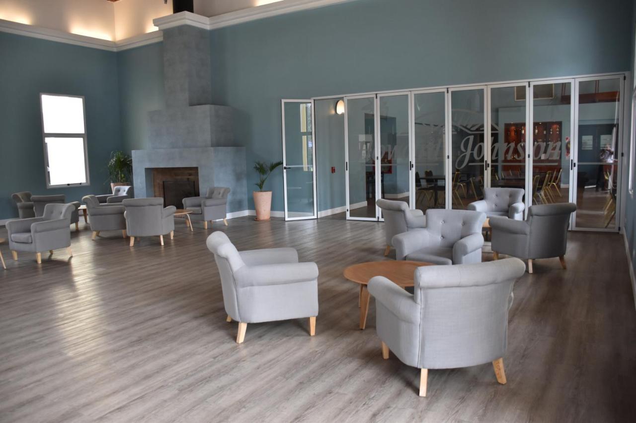 Howard Johnson Pilar & Convention Center 4*