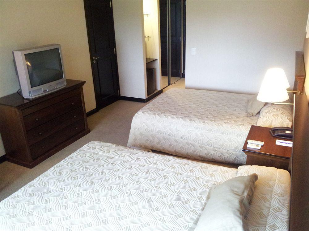 Howard Johnson Pilar & Convention Center